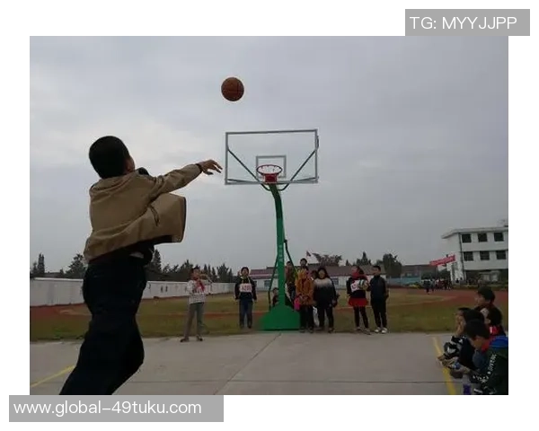 精美实木足球摆件彰显运动激情与家居艺术完美结合的理想选择